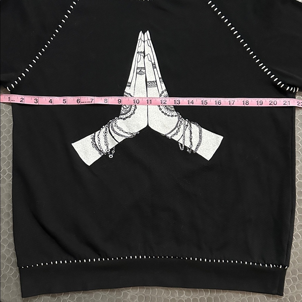 EUC Lauren Moshi “Praying Hands” Sweatshirt - Picture 9 of 9